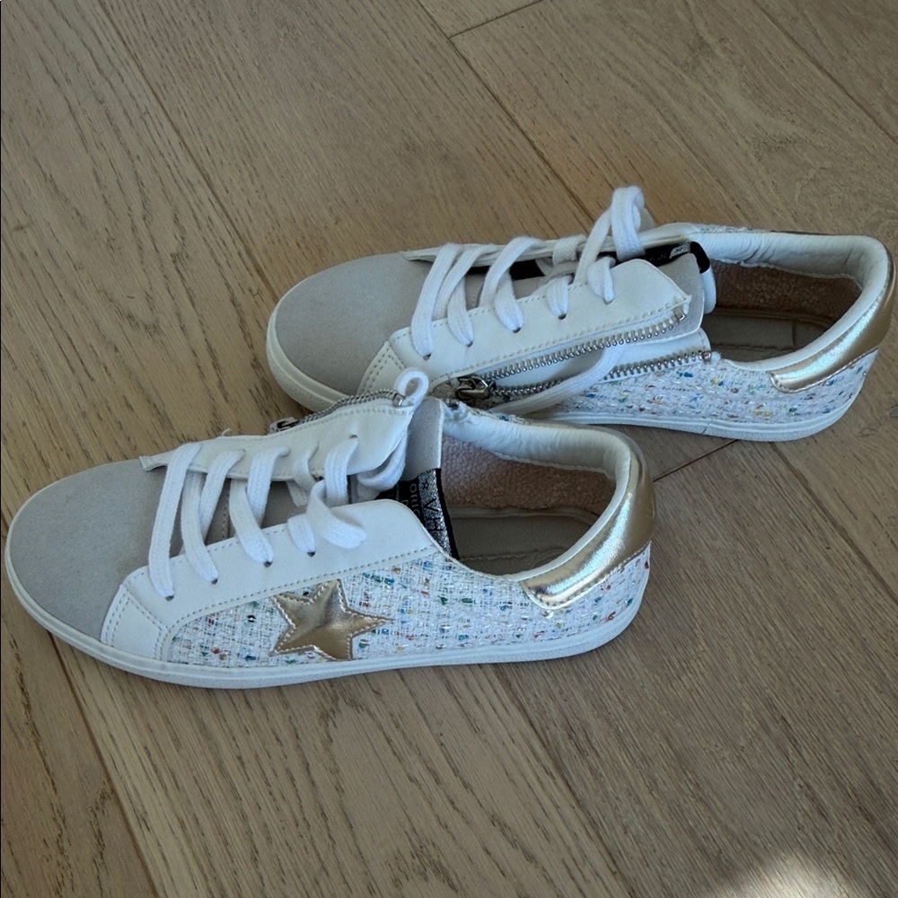 NWOT vintage Havana White and Gold Women's Sneakers